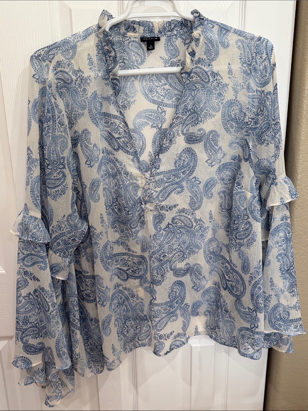 torrid white and Blue Paisley Ruffle Blouse size 3X - Picture 1 of 10